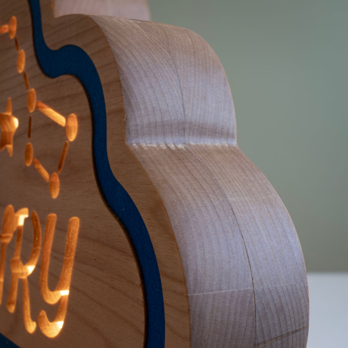 Cloud night light, Henry, close-up of the side, felt frame and solid wood edge